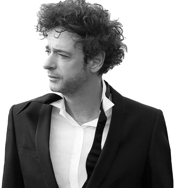 Gustavo Cerati en blanco y negro, mirando hacia un costado